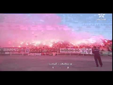 شاهد جماهير الرجاء تُشعل ملعب سطيف بالألعاب النارية