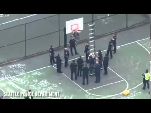 بالفيدي شابّ نصف عارٍ يعلّق من قدميه ورأسه في حلقة ملعب سلة