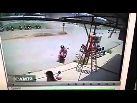 بالفيديو لحظة تلتقط الأنفاس لإنقاذ طفل صغير من الموت بأعجوبة