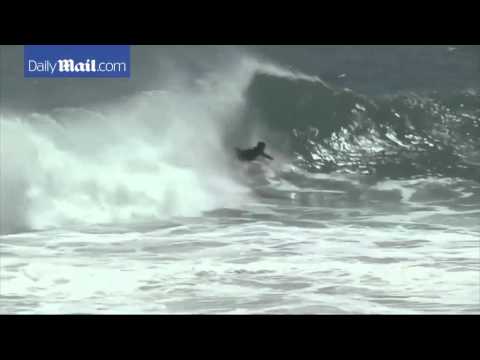 بالفيديو شاب يتحدى موجة ارتفاعها 12 قدمًا بكل شجاعة