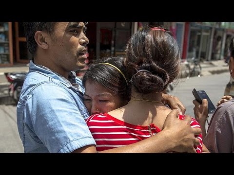 شاهد خوف في صفوف سكان نيبال والهند جراء الزلزال