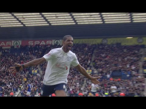 شاهد تسديد هدف رائع من نصف الملعب