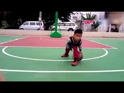 شاهد طفل يلعب كرة سلة بمهارات النجوم