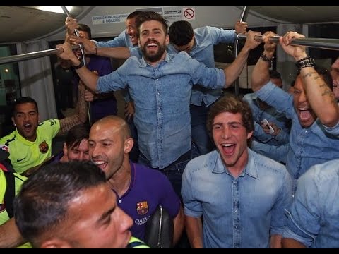 شاهد بيكيه يغني خلال احتفالات برشلونة بلقب الليغا