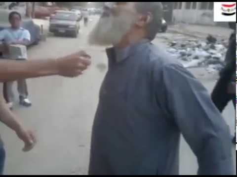 بالفيديو شابان يشعلان لحية رجل مُسِن