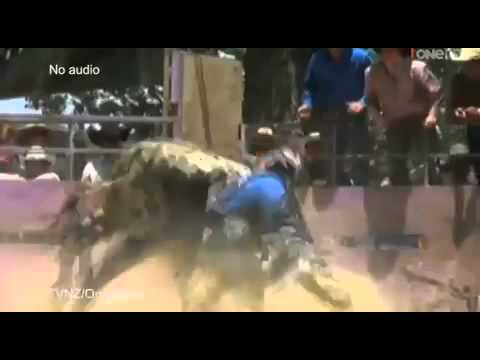 بالفيديو ثور يدهس أحد المتسابقين بقدميه