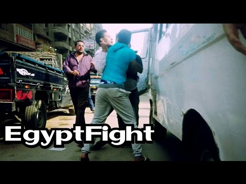 بالفيديو شاب يعتدي على سائق لخلافات على الأجرة