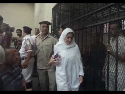 شاهد أول ظهور لسيدة المطار داخل قفص الاتهام