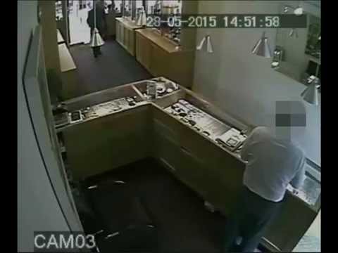 شاهد عامل في محل مجوهرات يضرب لصًا بعصا بيسبول