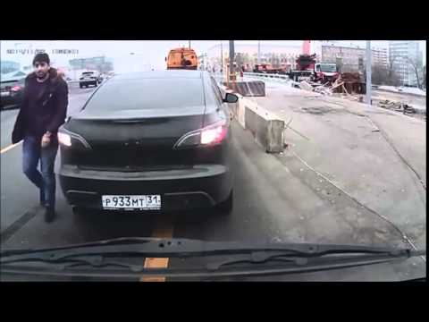 شاهد شاب أمام حارس ملهى ليلي