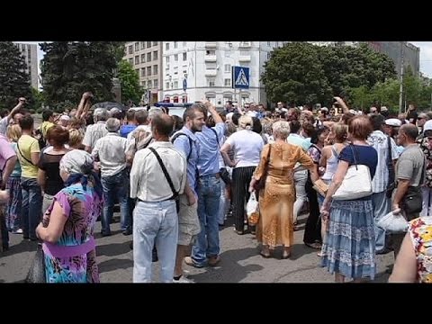 فيديو غضب أهالي دونتسك بسبب استمرار المعارك