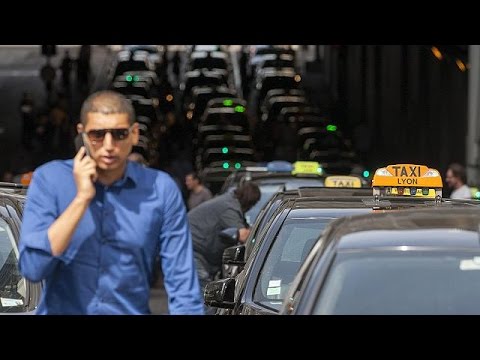 شاهد الغضب من اوبير يتزايد لحد الاعتداء على ركابها