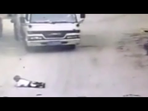 شاهد شاحنة تمر فوق طفل دون أن تؤذيه