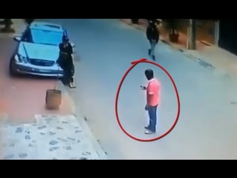 شاهد سطو مسلح على  شاب بالسيوف في وضح النهار