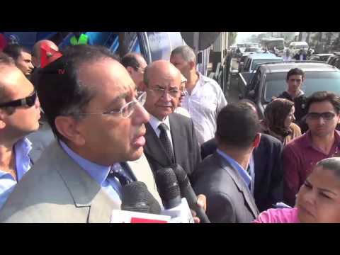 وزير الإسكان يفتتح كوبري مشاة جامعة القاهرة