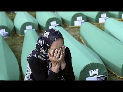 شاهد آلاف البوسنيين يحيون ذكرى مذبحة سريبرينيتسا