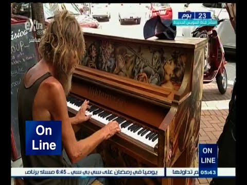 بالفيديو مشرّد يبدع في العزف على البيانو