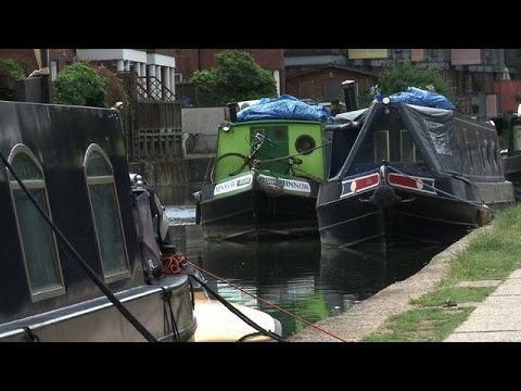 شاهد المنازل العائمة خيار منخفض الكلفة للسكن في لندن