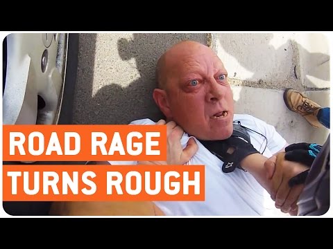 شاهد عجوز مخمور يعاقب قائد دراجة بخارية وصديقته