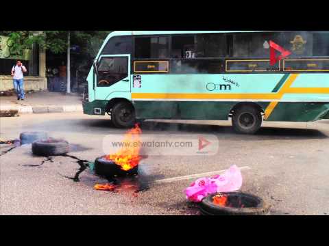 متظاهرون يقطعون الطريق أمام جامعة القاهرة