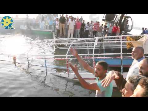 بالفيديو  لحظة انتشال مركب الوراق الغارق