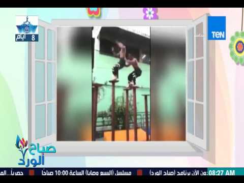 شاهد مجموعة شباب يتدربون على الرقص بسرعة ومرونة
