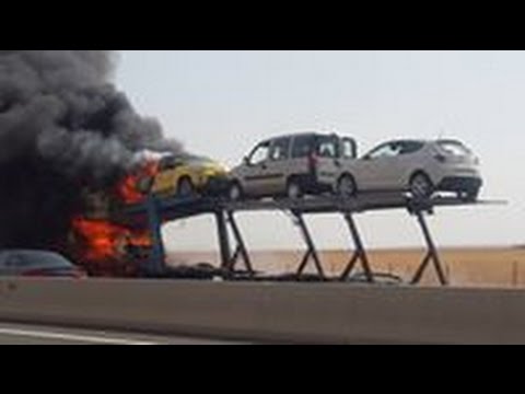 بالفيديو حريق هائل في شاحنة تحمل أكثر من سيارة
