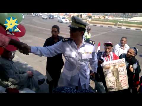 شاهد لواء شرطة يطمئن على سيدة شعرت بالإعياء