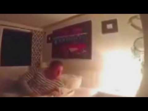 بالفيديو رد فعل شاب وجد صديقه مقتولا بفأس داخل شقته