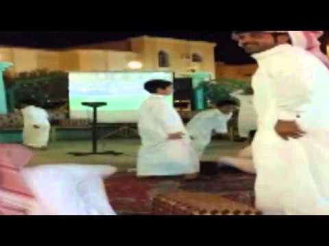 بالفيديو العريس والمدعوون يتركون حفل الزفاف لمشاهدة السوبر