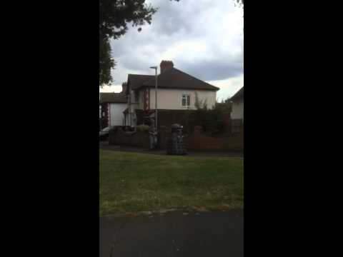 شاهد مواطن بريطاني يتنزه مع الرجل الآلي “داليك” في الشارع