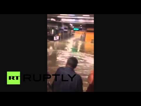 شاهد مياه الفيضان تغمر محطات مترو الأنفاق في العاصمة الفنزويلية