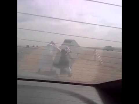 شاهدشباب يقومون بالعبث بجهاز ساهر علىإحدى الطرق