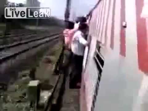 بالفيديو لحظة قفز رجل من على متن قطار مسرع في الهند