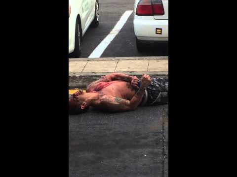 شاهد رجل يتحدى 4 شرطيين بكل أسلحتهم دون تأثر