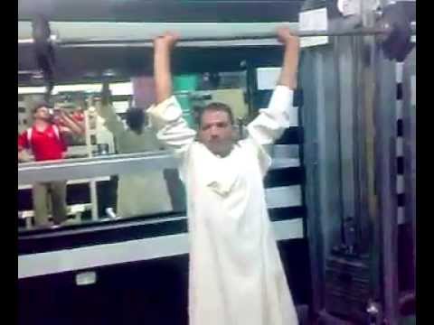 بالفيديو رجل يمارس الرياضة داخل «جيم» بطريقته الخاصة