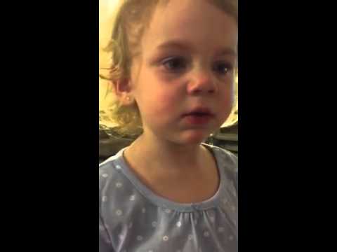 مشهد صادم عبرا فيه عن ضيقها من قرار أبيها شاهد طفلة تبلغ عامين تضرب والدها وتبكي بعد منعها من مواعدة صديقها