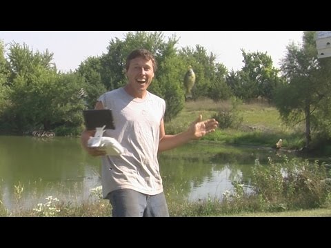 شاهد مزارع يصطاد سمكة بواسطة طائرة من دون طيار