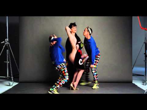 بالفيديو كلب يلعب على الدرامز