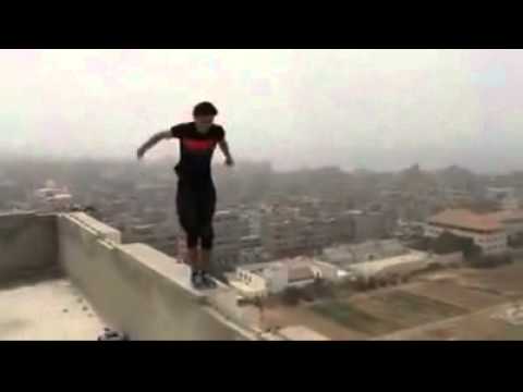 شاب فلسطيني يؤدي حركة خطيرة على سور الطابق 15