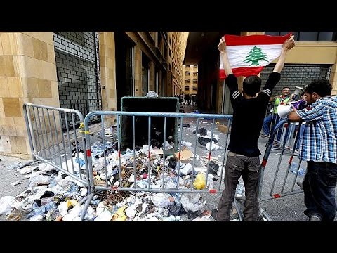 بالفيديو المتظاهرون يواصلون الإضراب عن الطعام