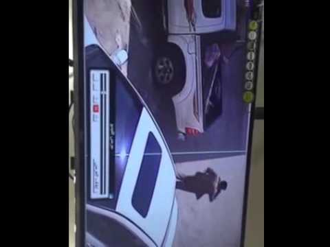 لصوص يسرقون سيارة شاب من أمام بقالة