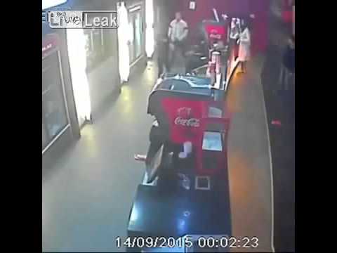 بالفيديو شاب يضرب بائعة ويسقطها أرضا