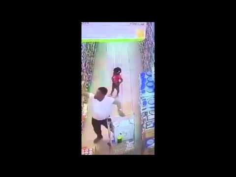بالفيديو شاب يستخدم حيلة ماكرة لسرقة سوبر ماركت