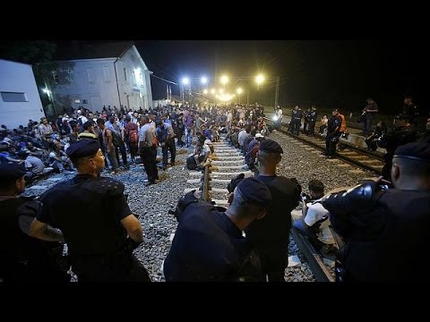 شاهد 150 لاجئا يتجهون إلى سلوفينيا
