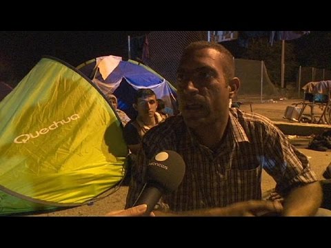 شاهد عشرات اللاجئين يرابطون بين صربيا والمجر