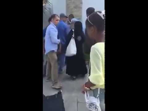 شاهد شرطي يعتدي على مواطن اتهمه بـالرشوة