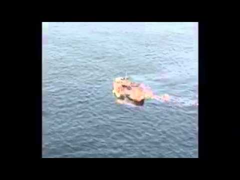 شاهد شرطة دبي تنقذ ستة  إيرانيين بعد غرق قاربهم