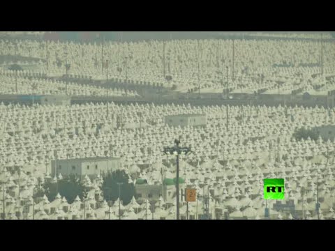 شاهد حجاج من جميع أنحاء العالم يصلون إلى مكة المكرمة
