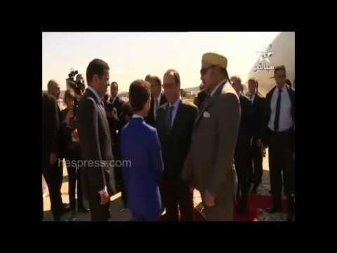شاهد فرنسوا هولاند يمزح مع الأمير الصغير